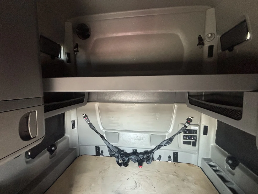 2022 International LT - image 7