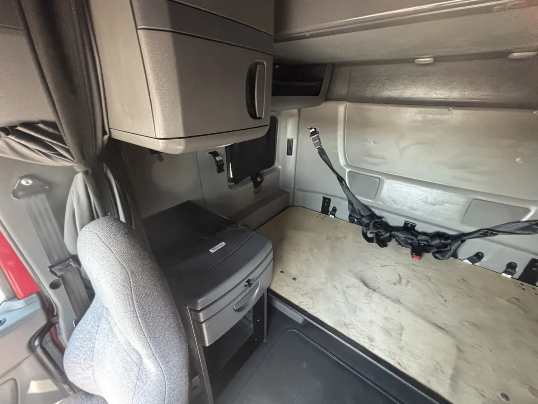 2022 International LT - image 9