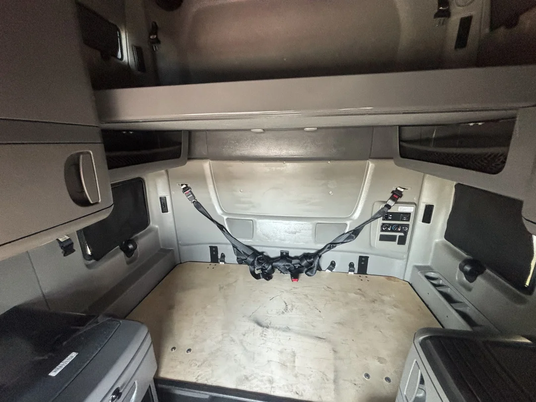 2022 International LT - image 5