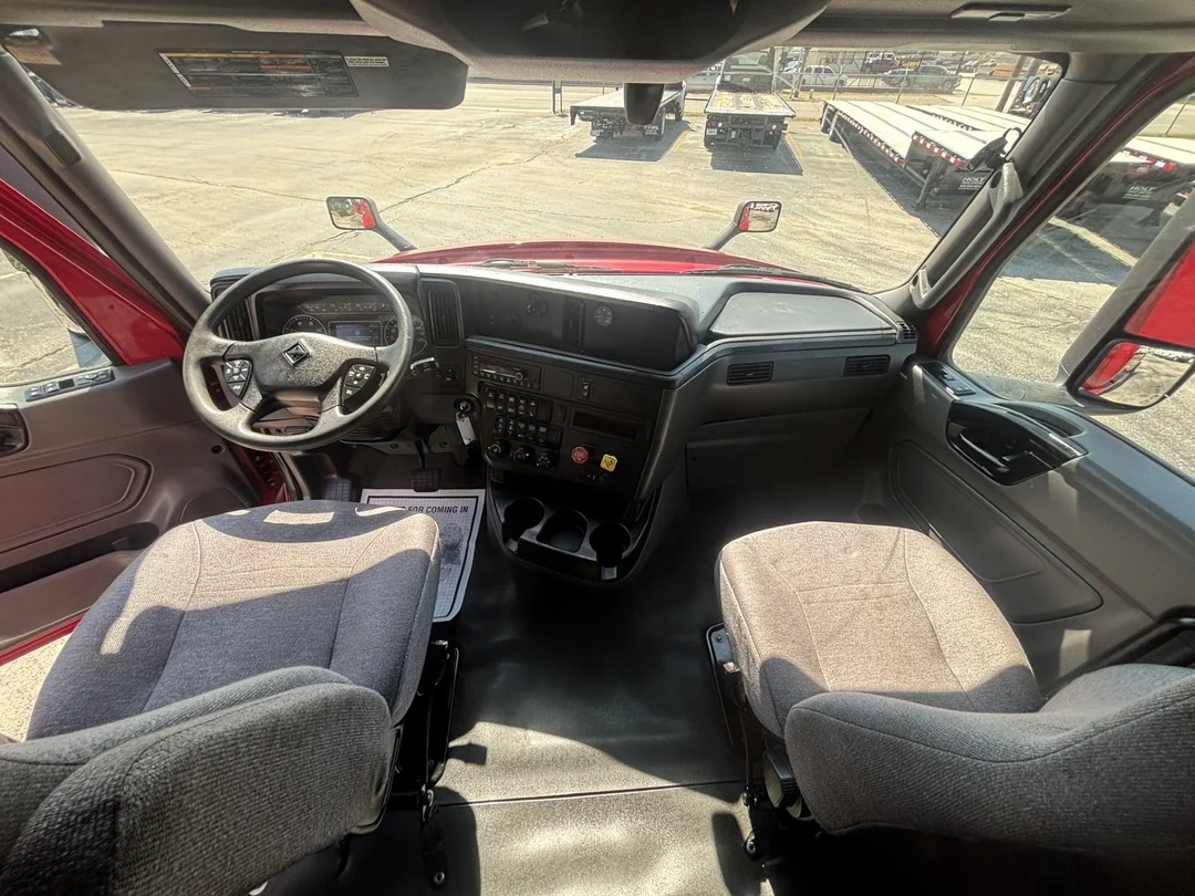 2022 International LT - image 3