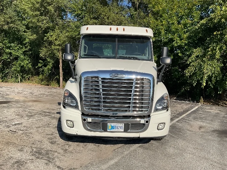 2019 Freightliner Cascadia in La Porte, IN — photo 2