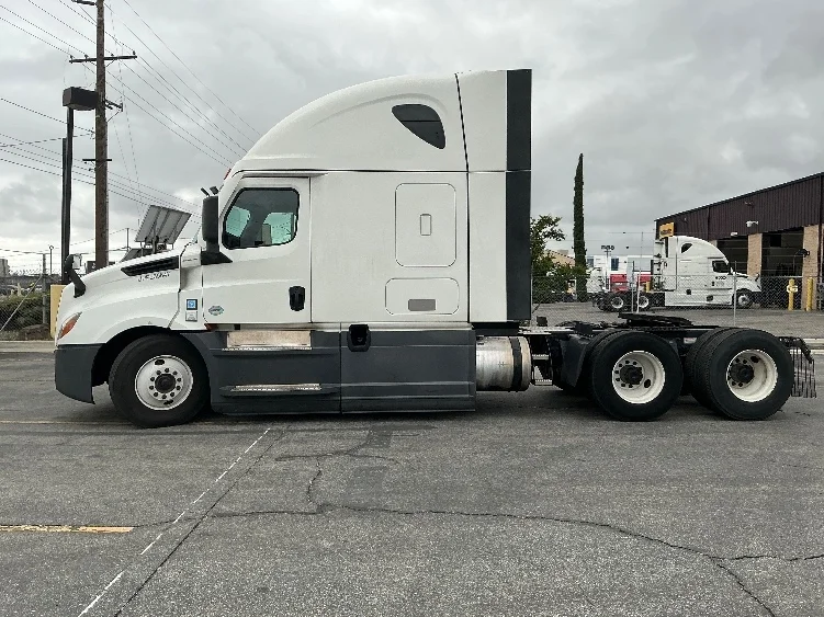 2023 Freightliner Cascadia in Fontana, CA — photo 4