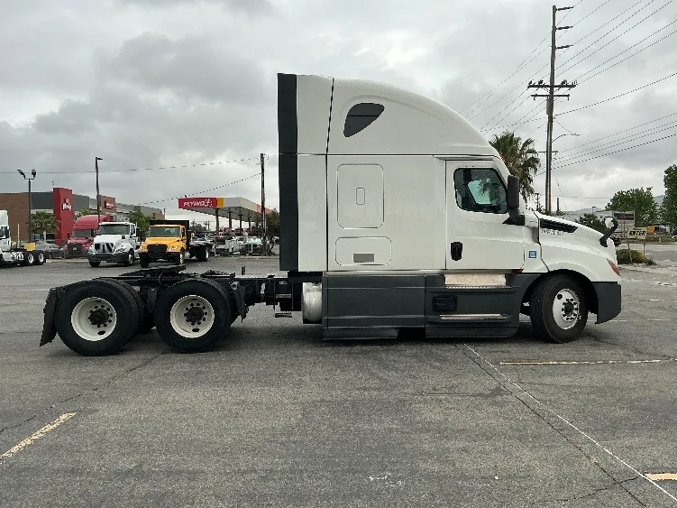 2023 Freightliner Cascadia in Fontana, CA — photo 8