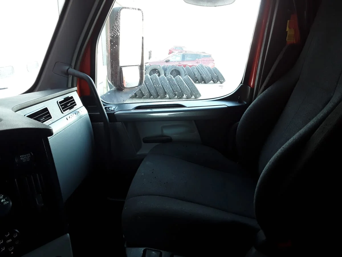 2020 Freightliner Cascadia - image 8