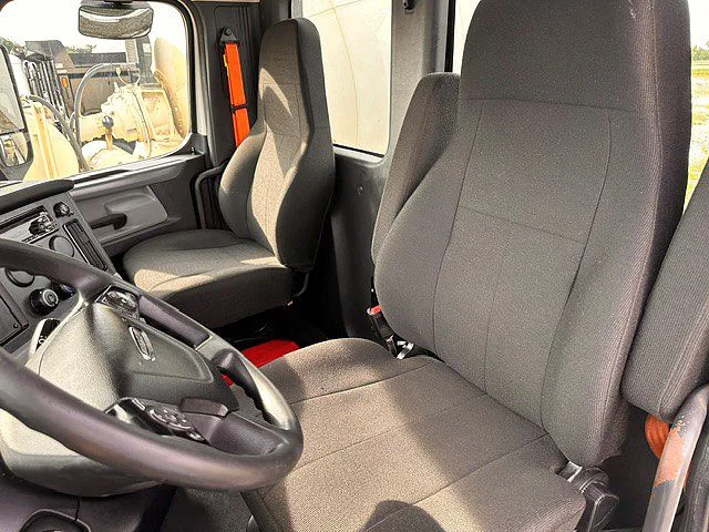 2021 Freightliner Cascadia in London, OH — photo 8