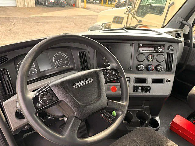 2021 Freightliner Cascadia in London, OH — photo 9