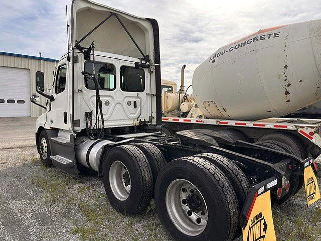 2021 Freightliner Cascadia in London, OH — photo 6