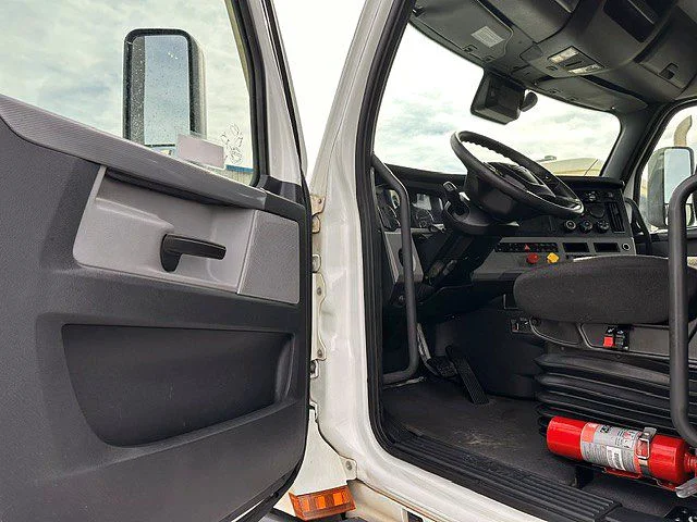 2021 Freightliner Cascadia in London, OH — photo 7
