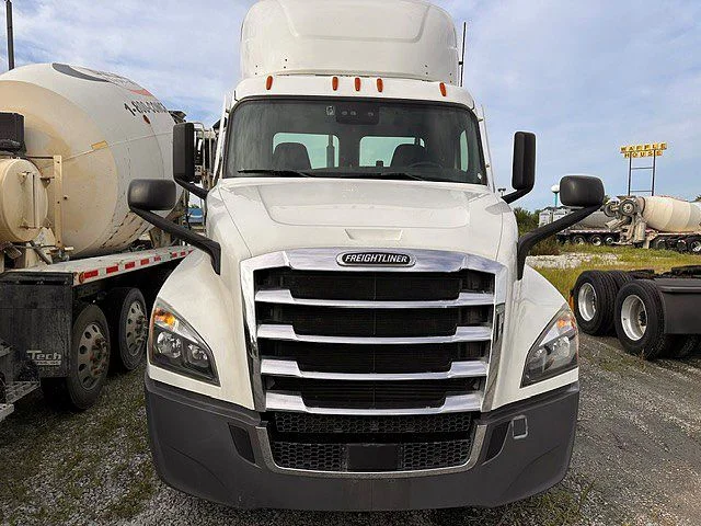 2021 Freightliner Cascadia in London, OH — photo 2