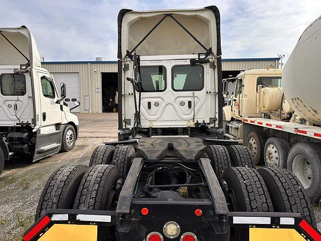 2021 Freightliner Cascadia in London, OH — photo 5