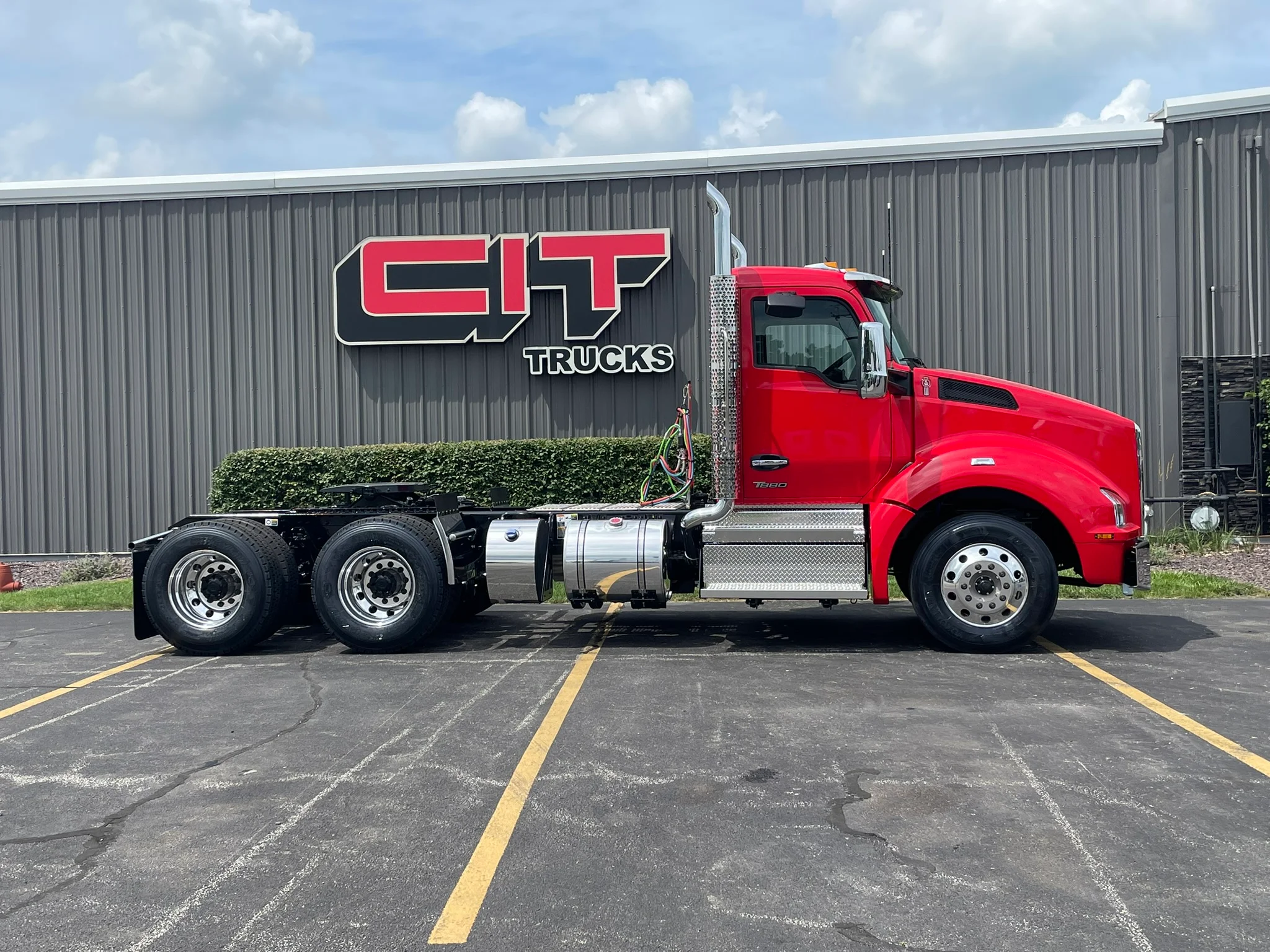 2027 Kenworth T880 in Normal, IL — photo 4