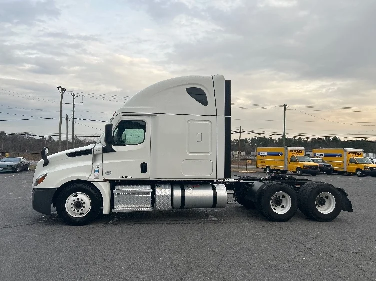 2022 Freightliner Cascadia - image 4