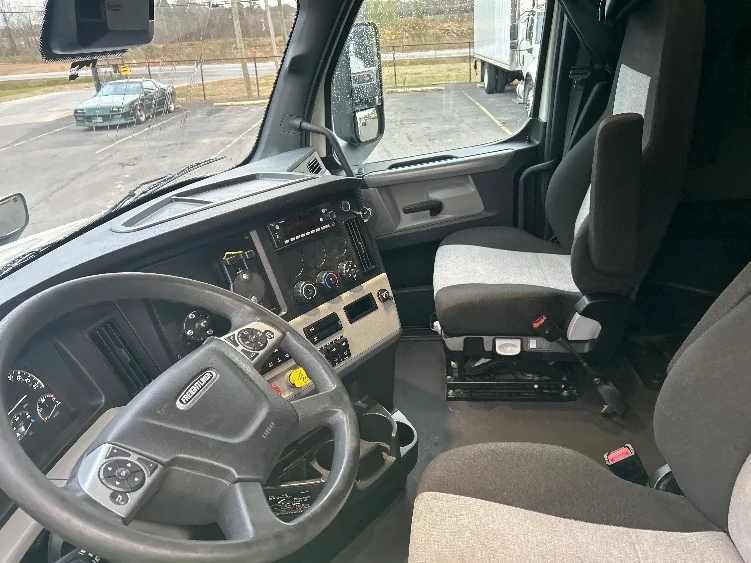 2022 Freightliner Cascadia - image 10
