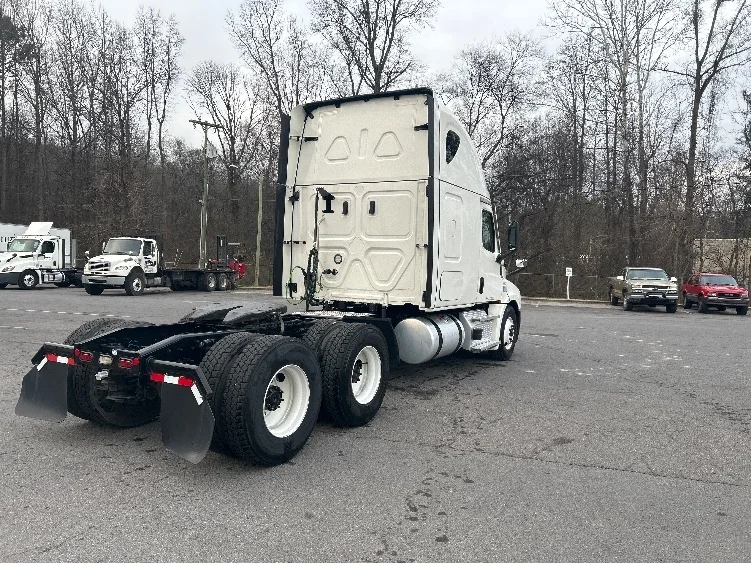 2022 Freightliner Cascadia - image 7