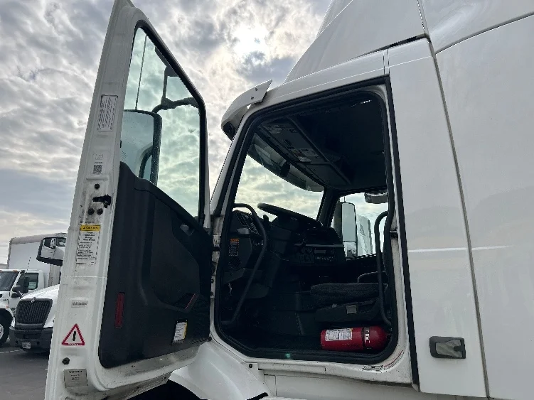 2020 Volvo VNR 640 in Fontana, CA — photo 9