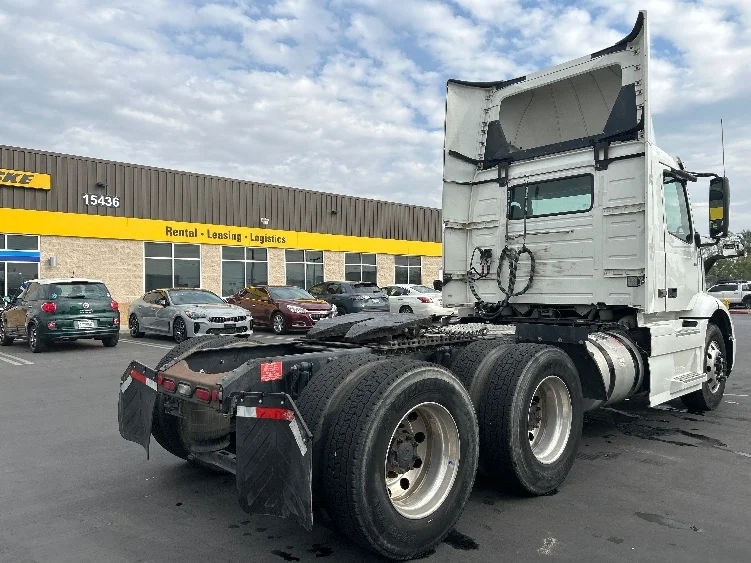 2020 Volvo VNR 640 in Fontana, CA — photo 7