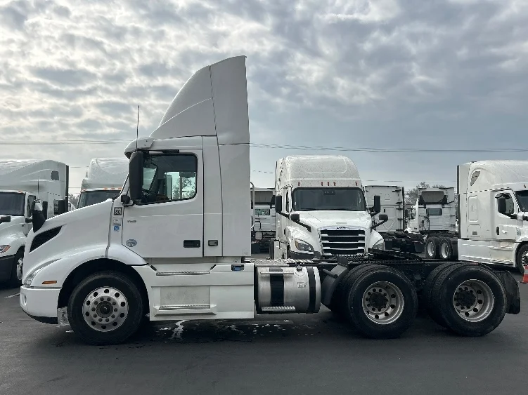 2020 Volvo VNR 640 in Fontana, CA — photo 4