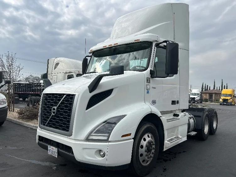 2020 Volvo VNR 640 in Fontana, CA — photo 3