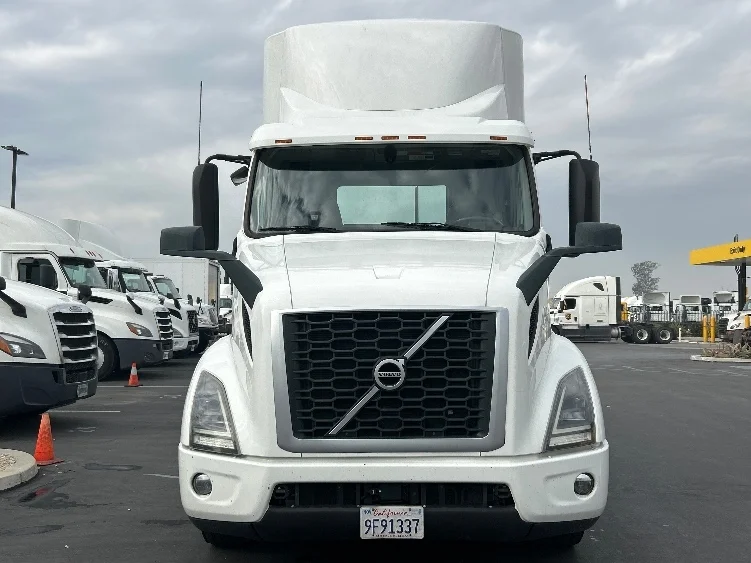 2020 Volvo VNR 640 in Fontana, CA — photo 2