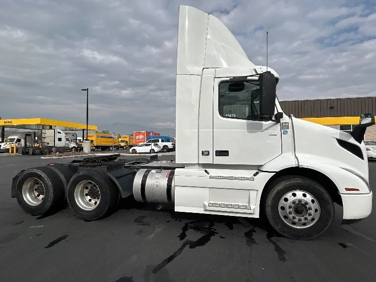 2020 Volvo VNR 640 in Fontana, CA — photo 8
