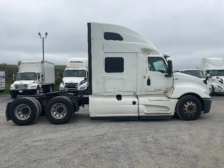 2020 International LT - image 8