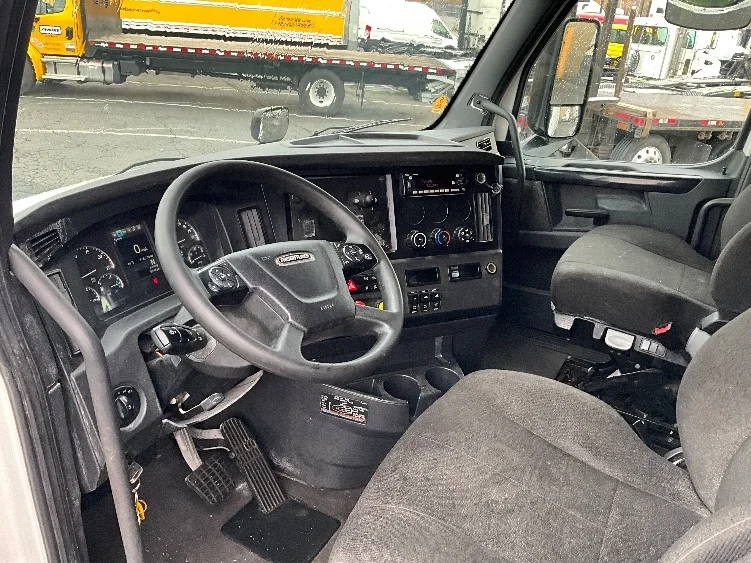 2023 Freightliner Cascadia - image 10