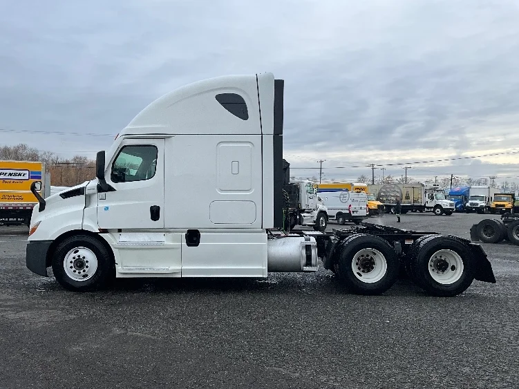 2023 Freightliner Cascadia - image 4