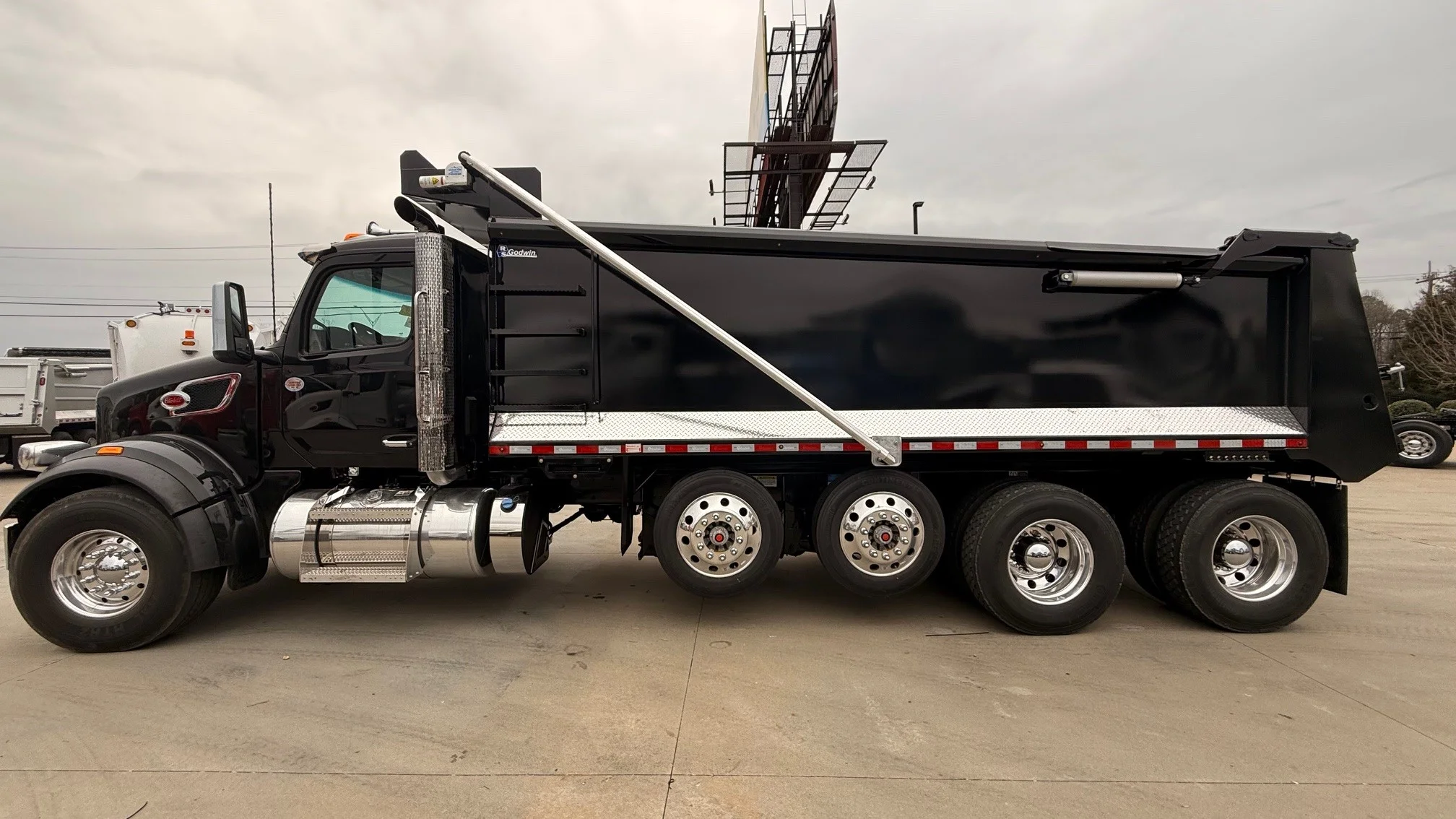 2026 Peterbilt 567 in Charlotte, NC — photo 2