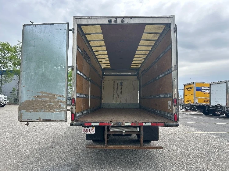 2020 Isuzu NRR in Braintree, MA — photo 8