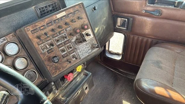 1999 Kenworth T800 - image 18