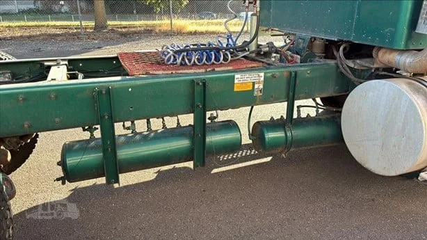 1999 Kenworth T800 - image 8