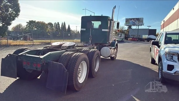 1999 Kenworth T800 - image 4