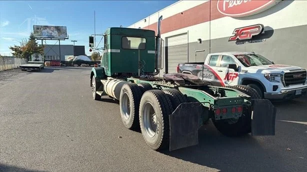 1999 Kenworth T800 - image 3