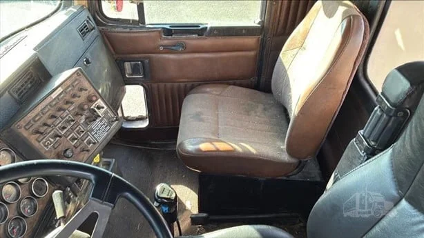 1999 Kenworth T800 - image 17