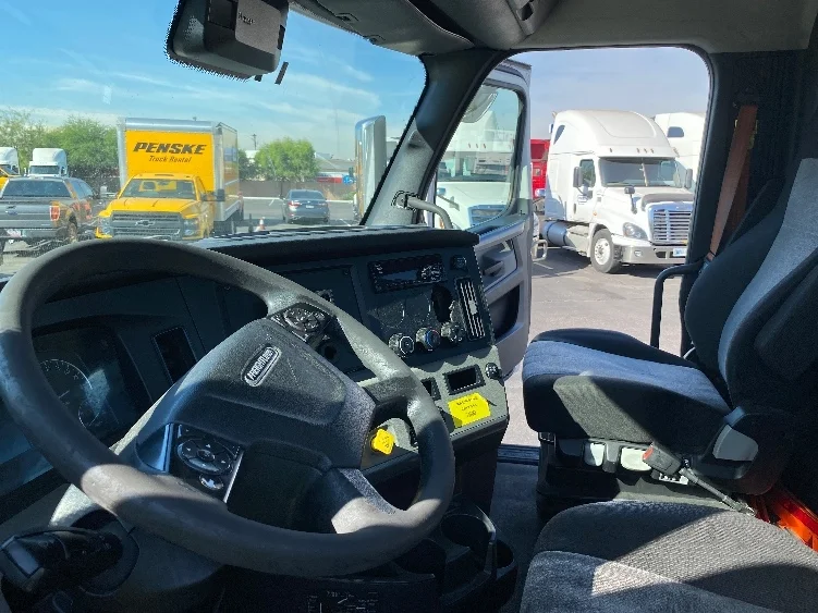 2021 Freightliner Cascadia in Phoenix, AZ — photo 10