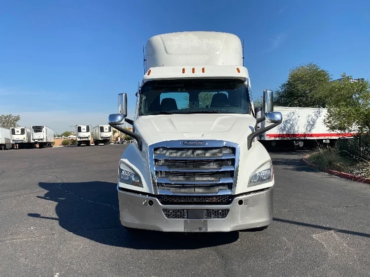 2021 Freightliner Cascadia in Phoenix, AZ — photo 2