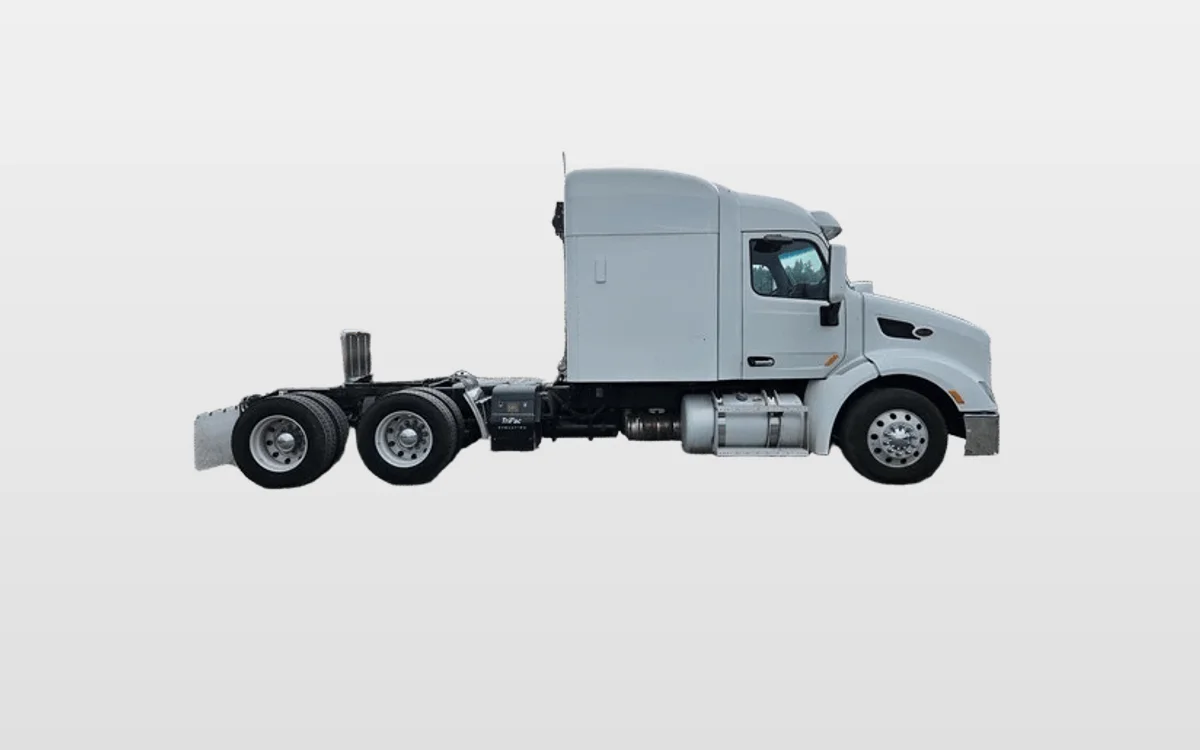 2017 PETERBILT 579 - image 1