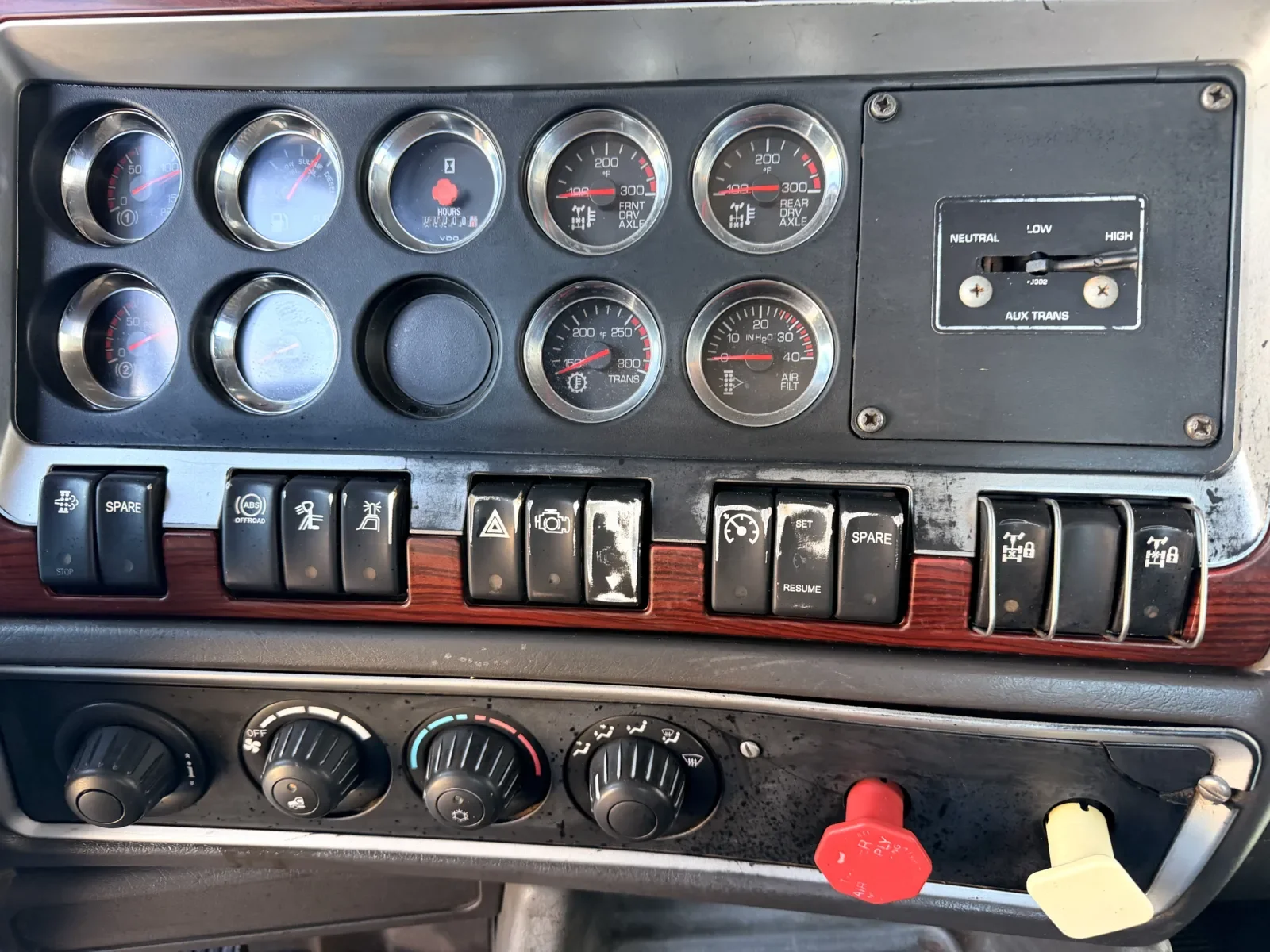 2009 Kenworth T800 - image 18