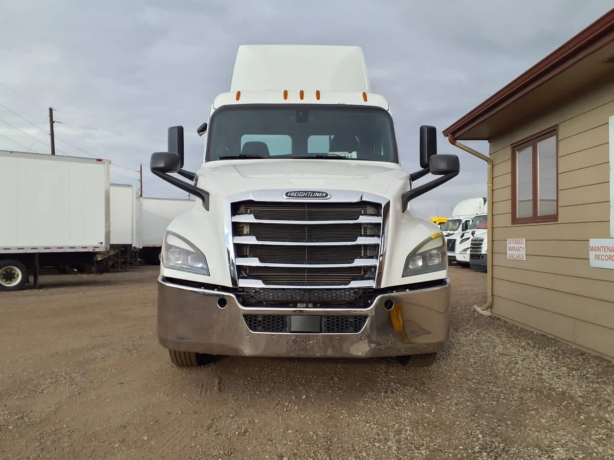 2019 Freightliner Cascadia - image 2