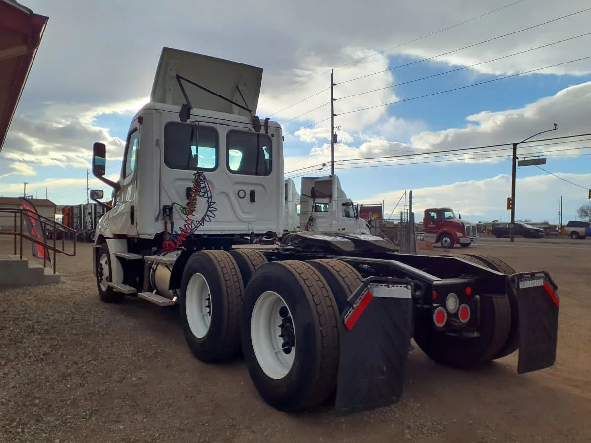 2019 Freightliner Cascadia - image 6