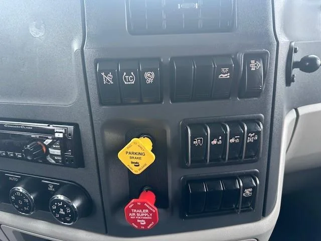 2021 Peterbilt 579 - image 3