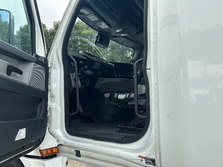 2021 Freightliner Cascadia - image 9