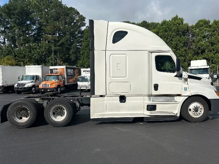 2021 Freightliner Cascadia - image 8