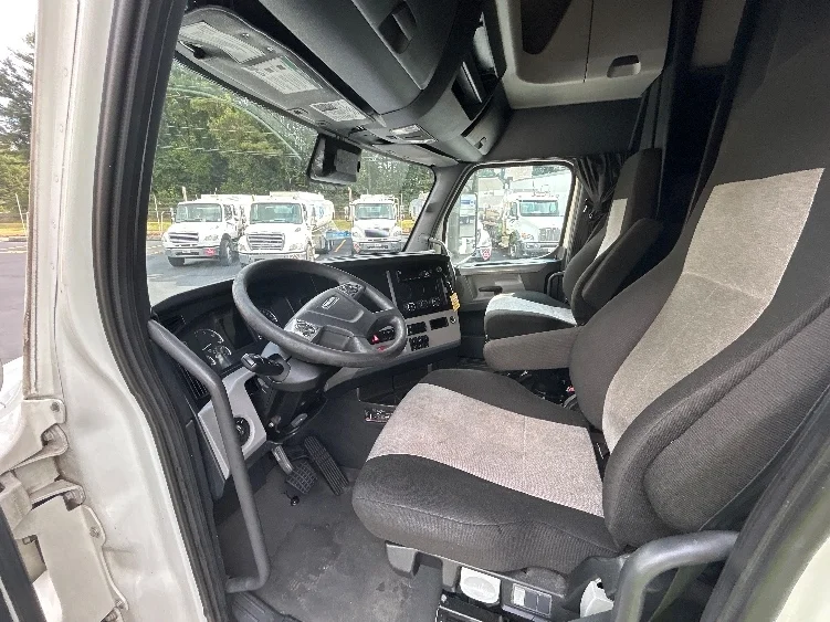 2021 Freightliner Cascadia - image 10