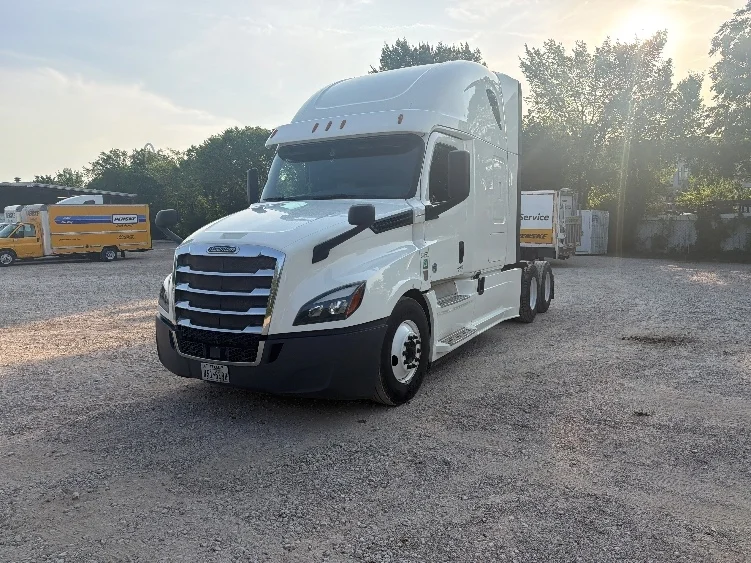 2020 Freightliner Cascadia in Dallas, TX — photo 3
