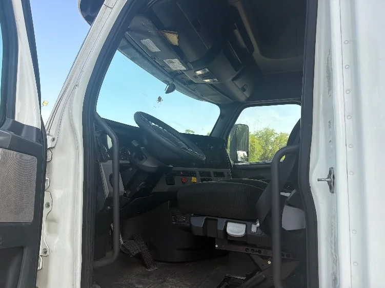 2020 Freightliner Cascadia in Dallas, TX — photo 9
