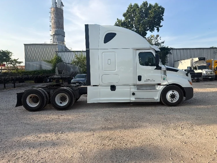 2020 Freightliner Cascadia in Dallas, TX — photo 8