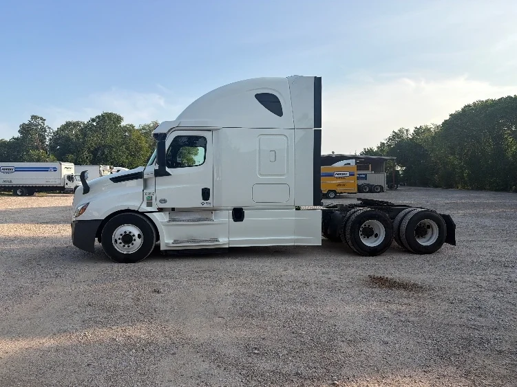 2020 Freightliner Cascadia in Dallas, TX — photo 4