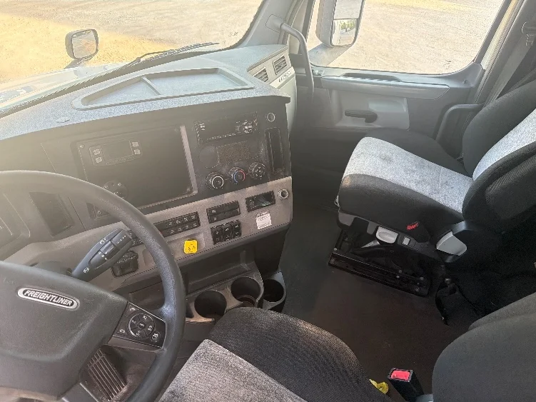 2020 Freightliner Cascadia in Dallas, TX — photo 10
