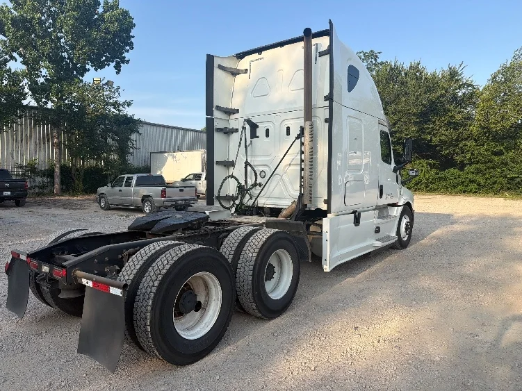 2020 Freightliner Cascadia in Dallas, TX — photo 7